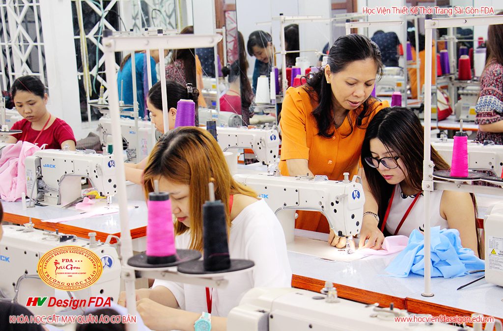 Lớp học cắt may trong khóa Thiết kế thời trang